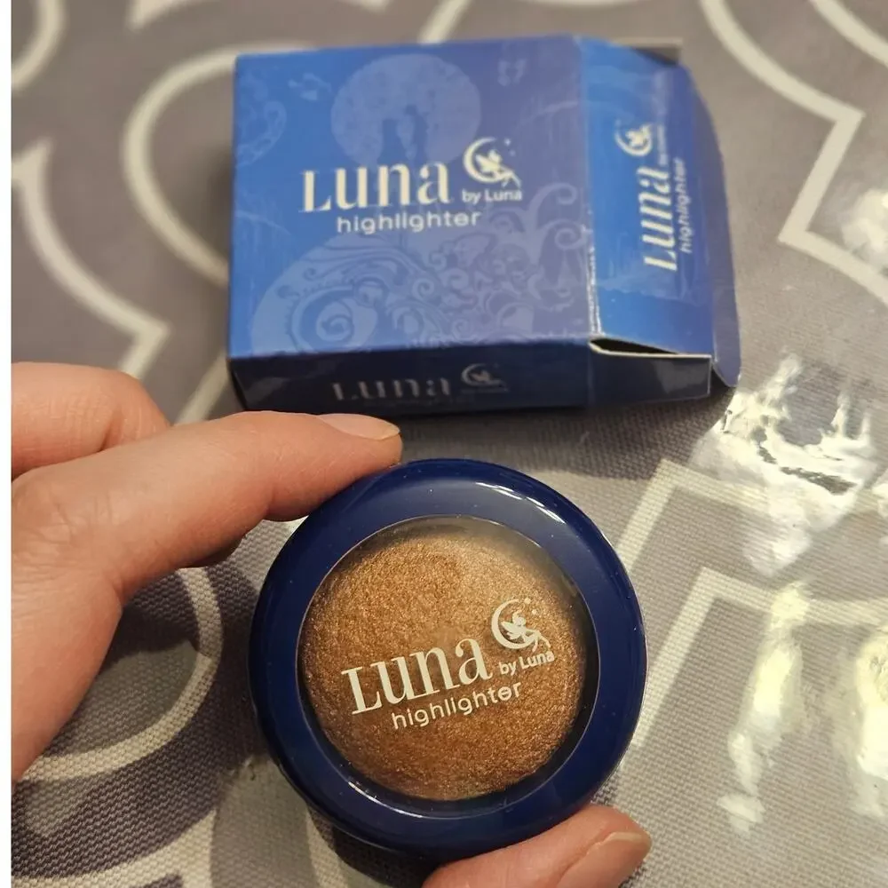 Luna Baked Highlighter LUNA ~ Eye Shadow ~ Face Lumizer ~ Body Illumination